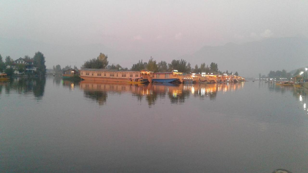 Srīnagar Houseboat Dunhill Bed & Breakfast エクステリア 写真